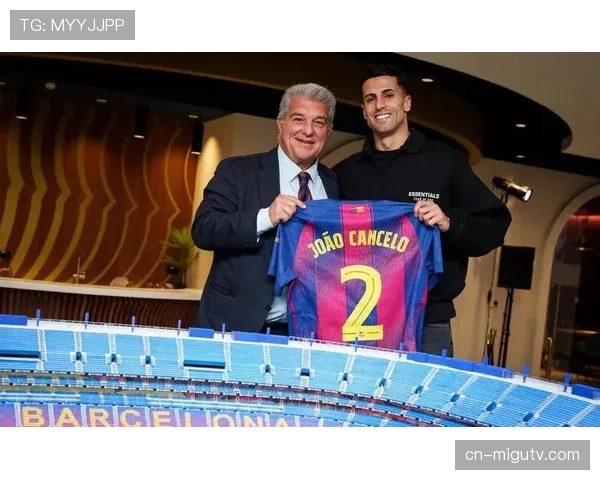 更衣室故事:赛后,巴萨球员观看回放,研究被吹掉的角球进球